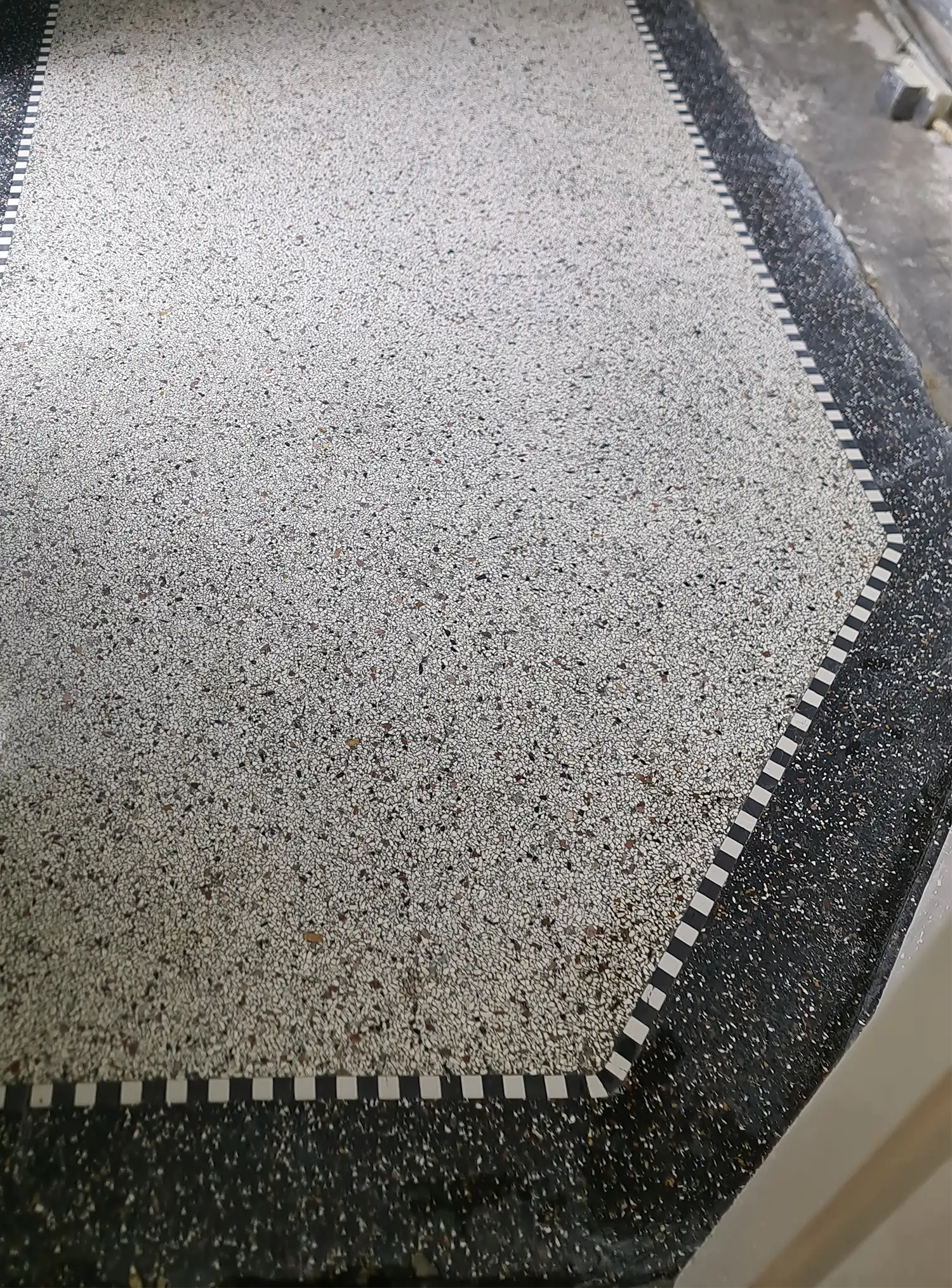 Een granito vloer gerenoveerd door MArble Care