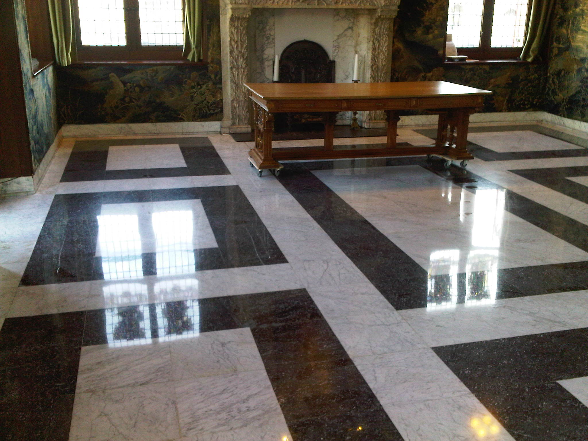 een marmeren vloer onderhouden door marble care