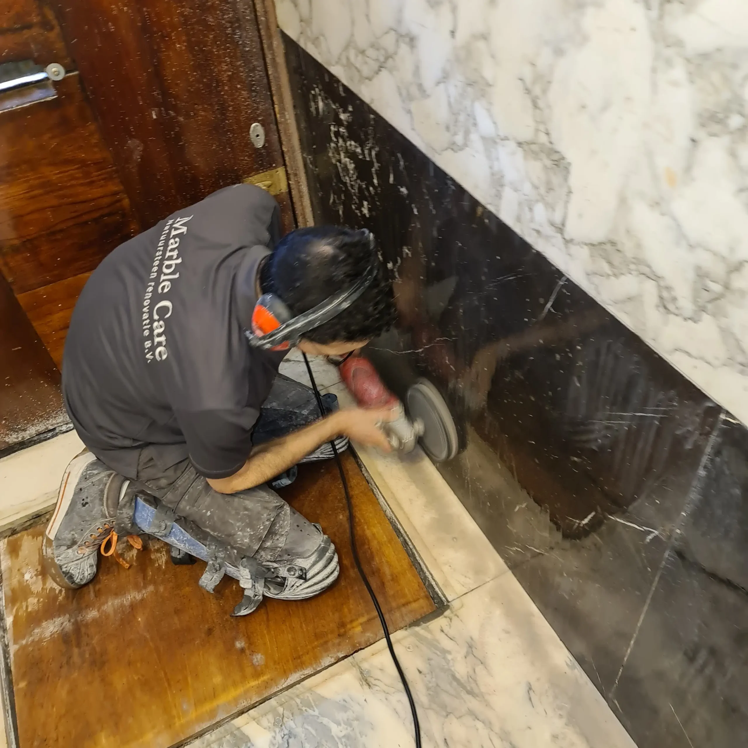 Een expert van marble care aan het werk