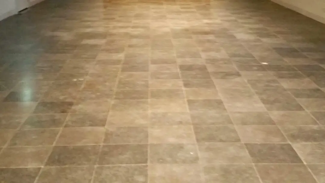 De vloer voor restauratie door Marble Care
