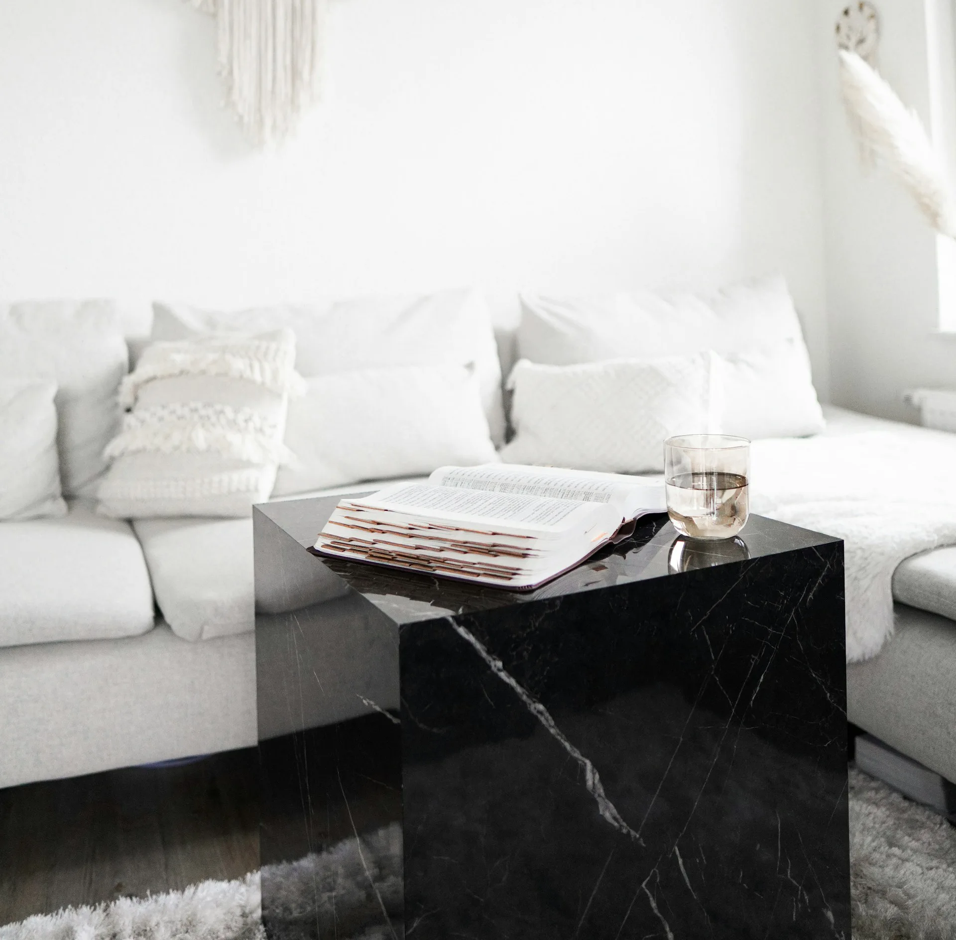 Combineer natuursteen stijlvol met hout, metaal, glas en textiel. Ontdek hoe u contrast en balans creëert voor een tijdloos interieur. Marble Care - Natuursteen combineren