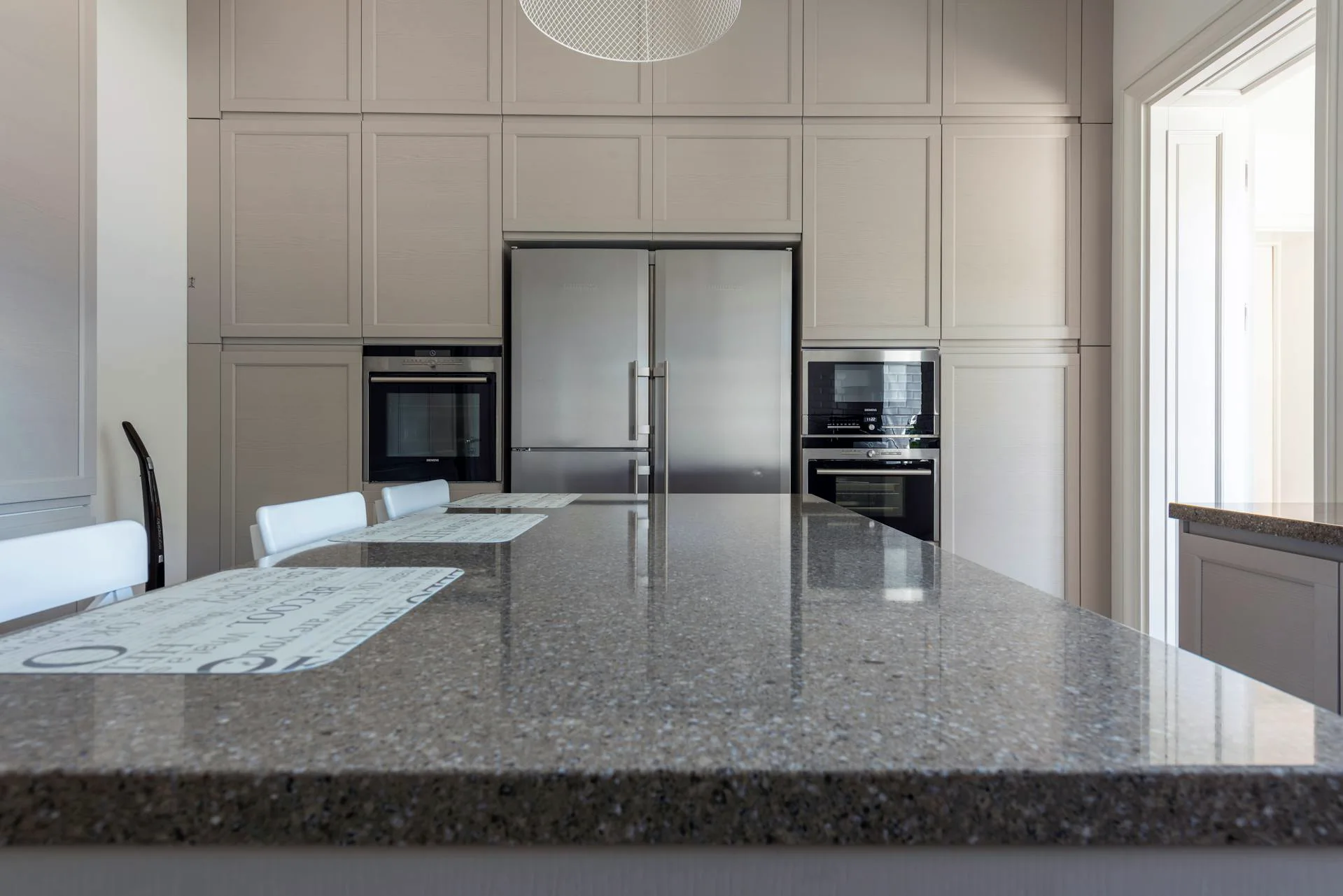 Natuursteen in de keuken? Ontdek de beste steensoorten, bescherming tegen hitte en onderhoudstips voor een duurzaam en stijlvol keukenblad. - Natuursteen keuken | Marble Care