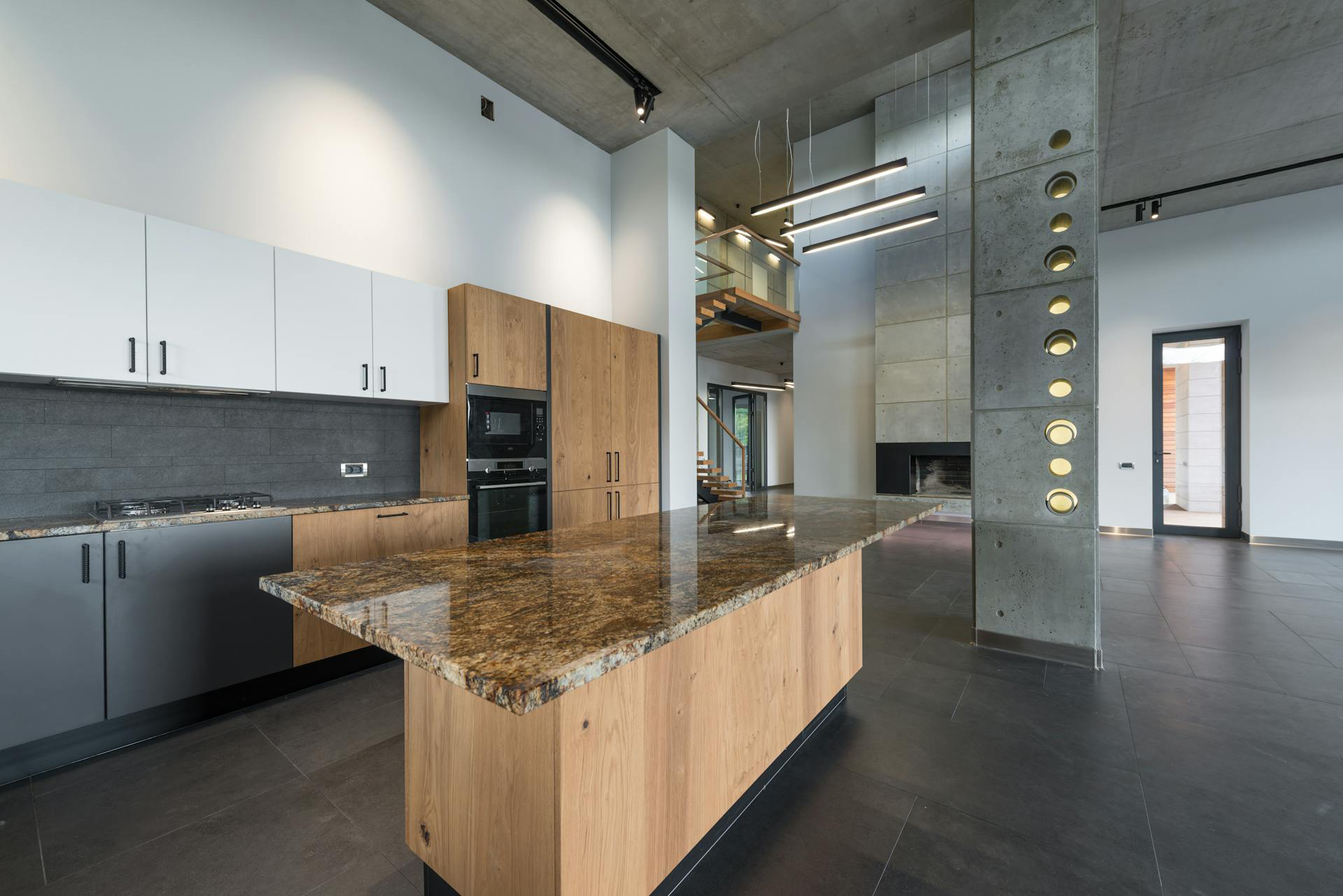 Natuursteen in de keuken? Ontdek de beste steensoorten, bescherming tegen hitte en onderhoudstips voor een duurzaam en stijlvol keukenblad. - Natuursteen keuken | Marble Care