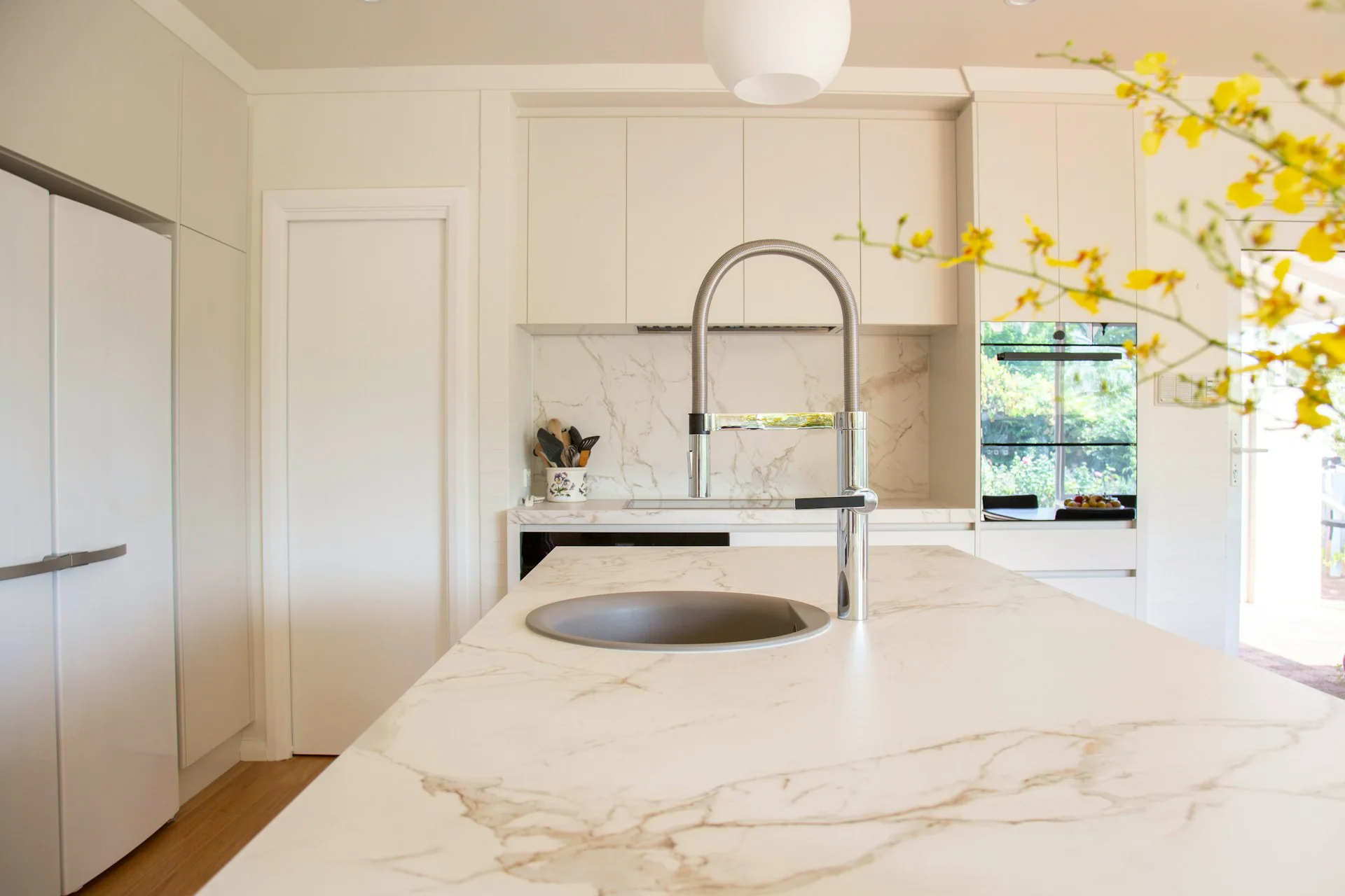 Natuursteen in de keuken? Ontdek de beste steensoorten, bescherming tegen hitte en onderhoudstips voor een duurzaam en stijlvol keukenblad. - Natuursteen keuken | Marble Care